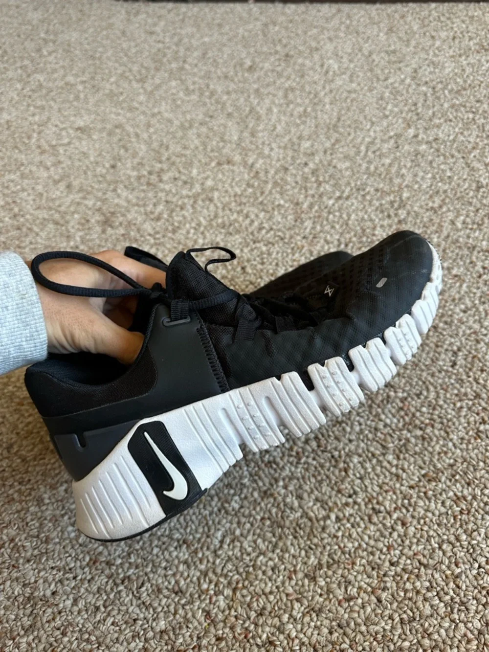 Nike Black and White Metcon 5 - Picture 3 of 7